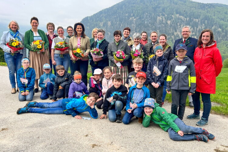 Auftaktveranstaltung mit Ministerin Kaniber (6. v. l.), Landfrauen und Kindern