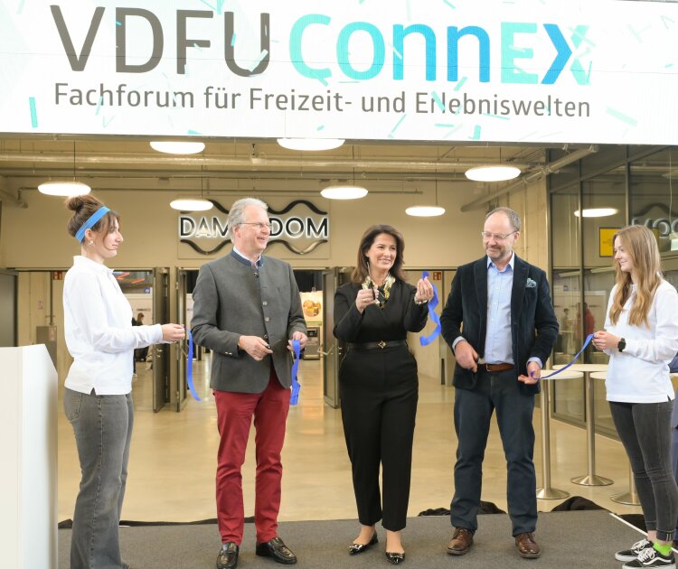 Staatsministerin beim Durschneiden des Eröffnungsbandes für das Fachforum. 
