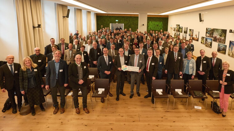 Teilnehmer der Auftaktveranstaltung "Schwammregionen" im Veranstaltungssaal des Landwirtschaftsministeriums in München. 