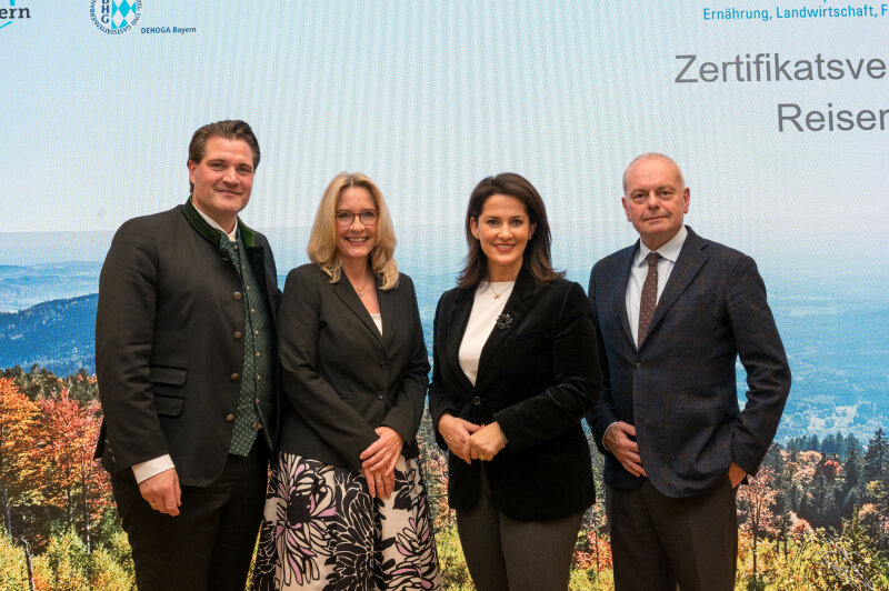 (v. l.) Dr. Thomas Geppert (Geschäftsführer DEHOGA Bayern), Barbara Radomski (Geschäftsführerin BayTM), Staatsministerin Michaela Kaniber und Karlheinz Jungbeck (Vorstand für Tourismus des ADAC Südbayern).