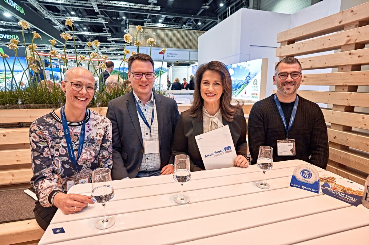 Staatsministerin Michaela Kaniber bei ihrem Rundgang über den Bayern-Stand am Aussteller-Tisch der Flughafen Memmingen GmbH gemeinsam mit Marina Siladji (Head of Marketing & PR Flughafen Memmingen, 1.v.l.), Marcel Schütz (Director Aviation Flughafen Memmingen, 2.v.l.) sowie Leopold Bihler (Aviation Marketing & Sales Flughafen Memmingen, 4.v.l.).