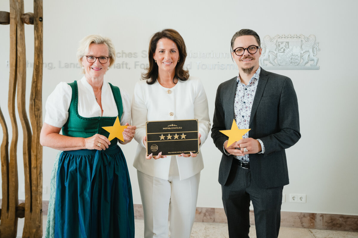 Staatsministerin Michaela Kaniber gemeinsam mit Angela Inselkammer (DEHOGA Bayern-Präsidentin, 1. v. l.), Wolfgang Wagner (Prokurist und Bereichsleiter Strategische Entwicklung der BayTM) im Tourismusministerium in München.