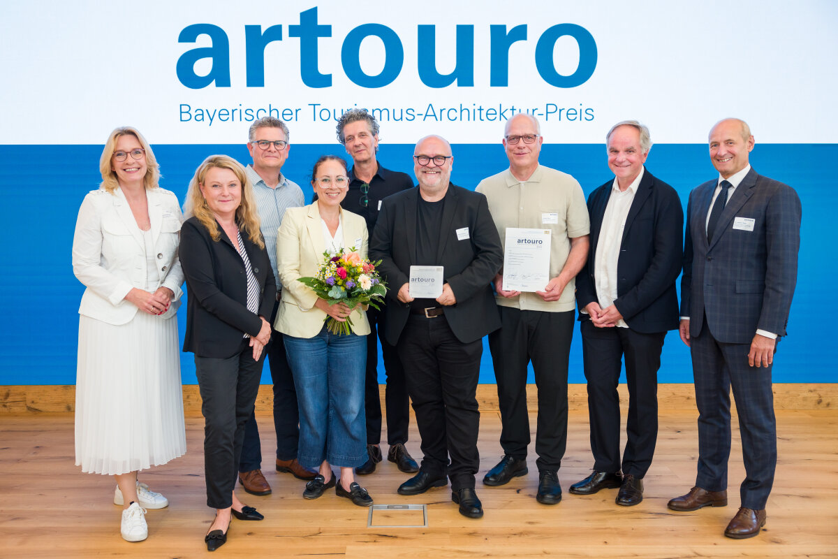 Ministerialdirigent Dr. Johann Niggl mit Barbara Radomski, Geschäftsführerin Bayern Tourismus Marketing GmbH, Prof. Lydia Haack, Präsidentin Bayerische Architektenkammer und den Gewinnern des artouro.