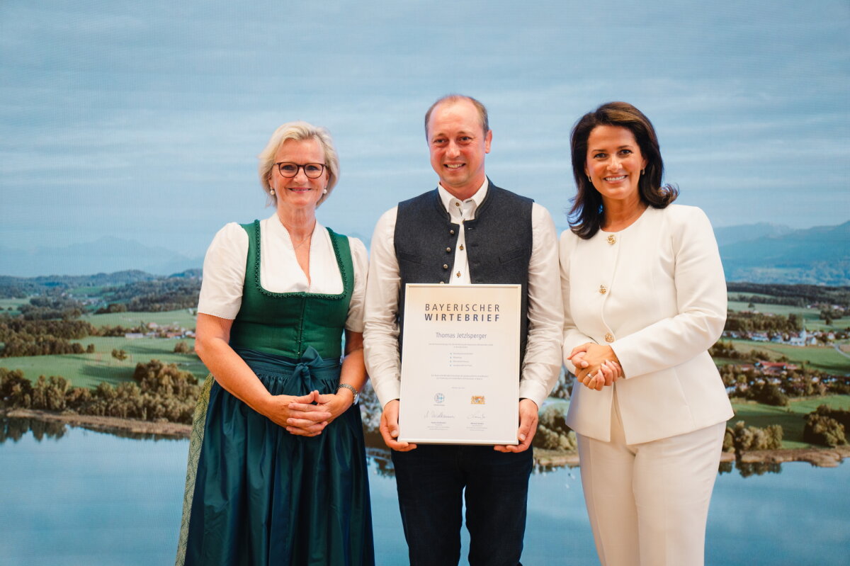 (v. l.) Angela Inselkammer (Präsidentin DEHOGA Bayern), Thomas Jetzlsperger und Staatsministerin Michaela Kaniber.