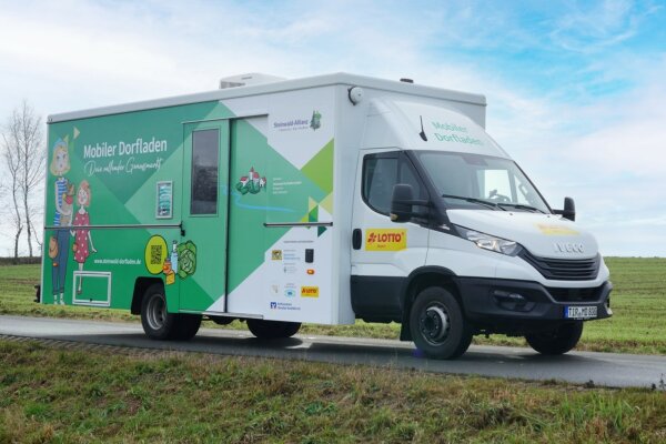 Foto eines Transporters der als mobiler Dorfladen dient.