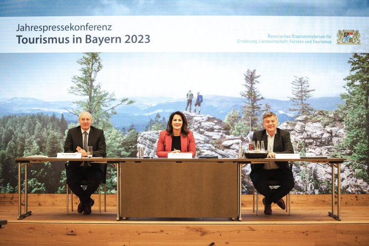 Tourismusministerin Michaela Kaniber im Rahmen der Jahrespressekonferenz Tourismus 2023 gemeinsam mit Dr. Johann Niggl (Abteilungsleiter Tourismus, 1. v. l.) sowie Franz Stangl (Pressesprecher StMELF, 3. v. l.). 