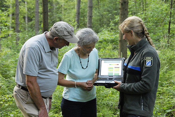 Försterin im Beratungsgespräch mit zwei Waldbesitzern (Foto: Florian Stahl).