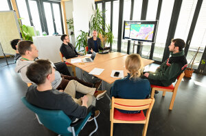 Mehrere Personen sitzen um einen Tisch in einem Besprechungsraum (© Tobias Hase)