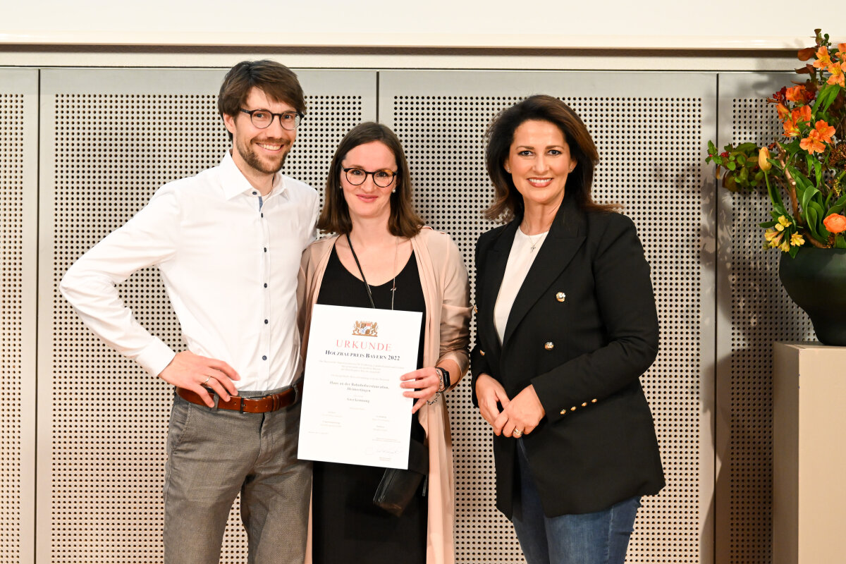 Gruppenfoto (v. l.): Tom Horejschi (Phase H Architekten), Maria Horejschi (Phase H Architekten), Staatsministerin Michaela Kaniber