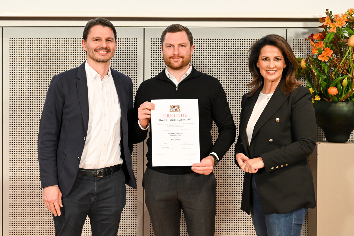 Gruppenfoto: (v. l.) Stefan Kohlmeier (Arc Architekten Partnerschaft mbB), Nuri Irshaid (Bauherr), Staatsministerin Michaela Kaniber