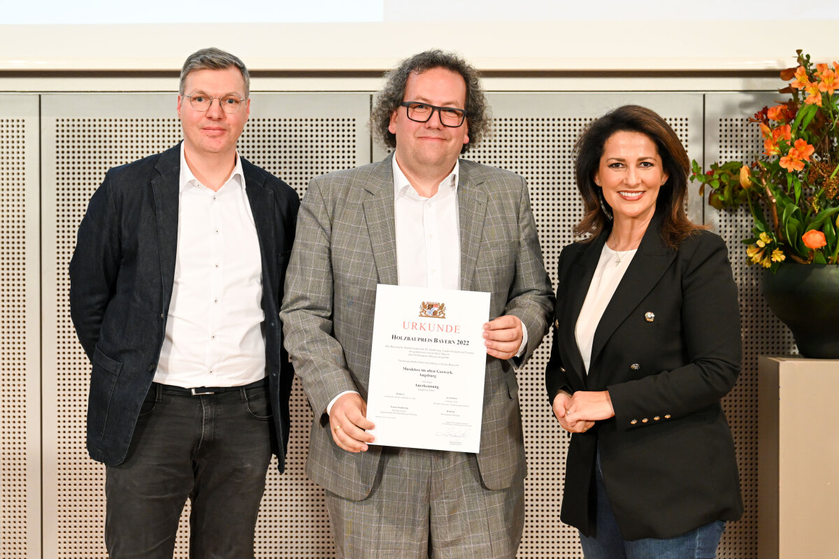 Gruppenfoto (v. l.): Roland Zimmerer (zimmererarchitekten), Johannes Eck (Architekt), Staatsministerin Michaela Kaniber