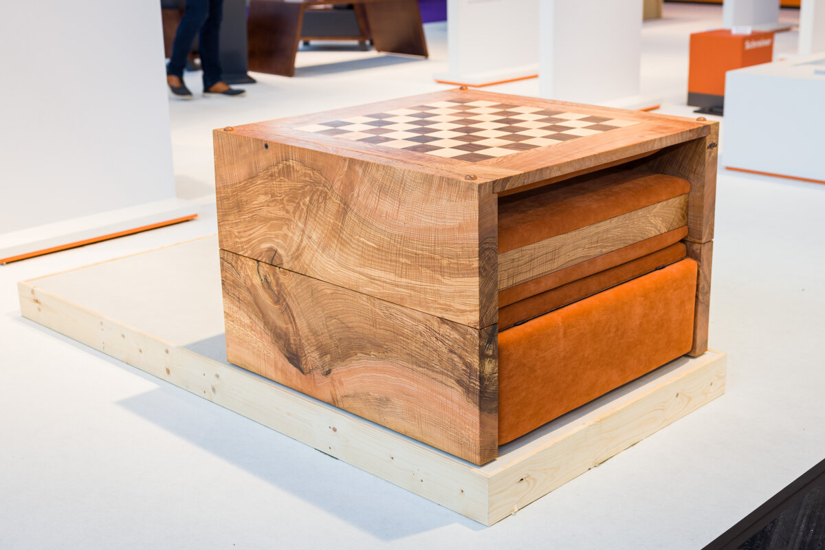 Kleiner quadratischer Tisch aus Eschenholz.