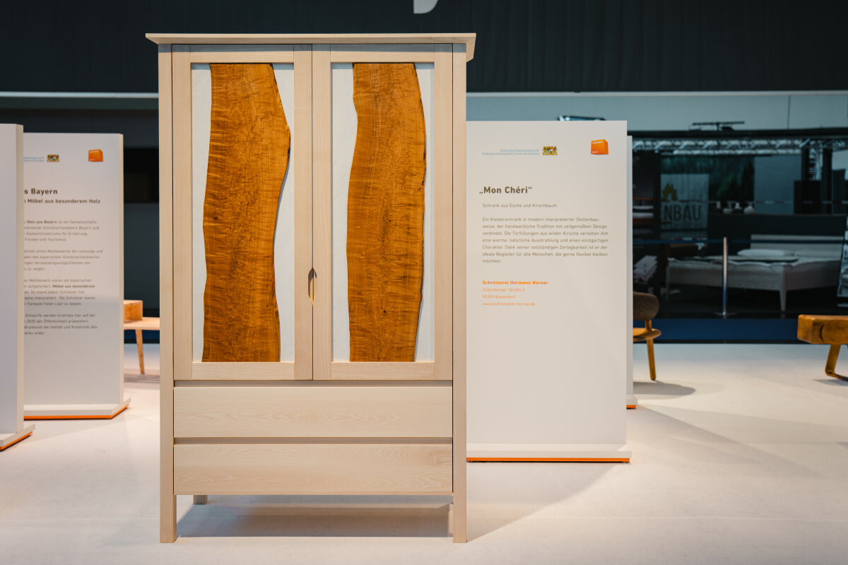 Schrank aus Eschen- und Kirschbaumholz