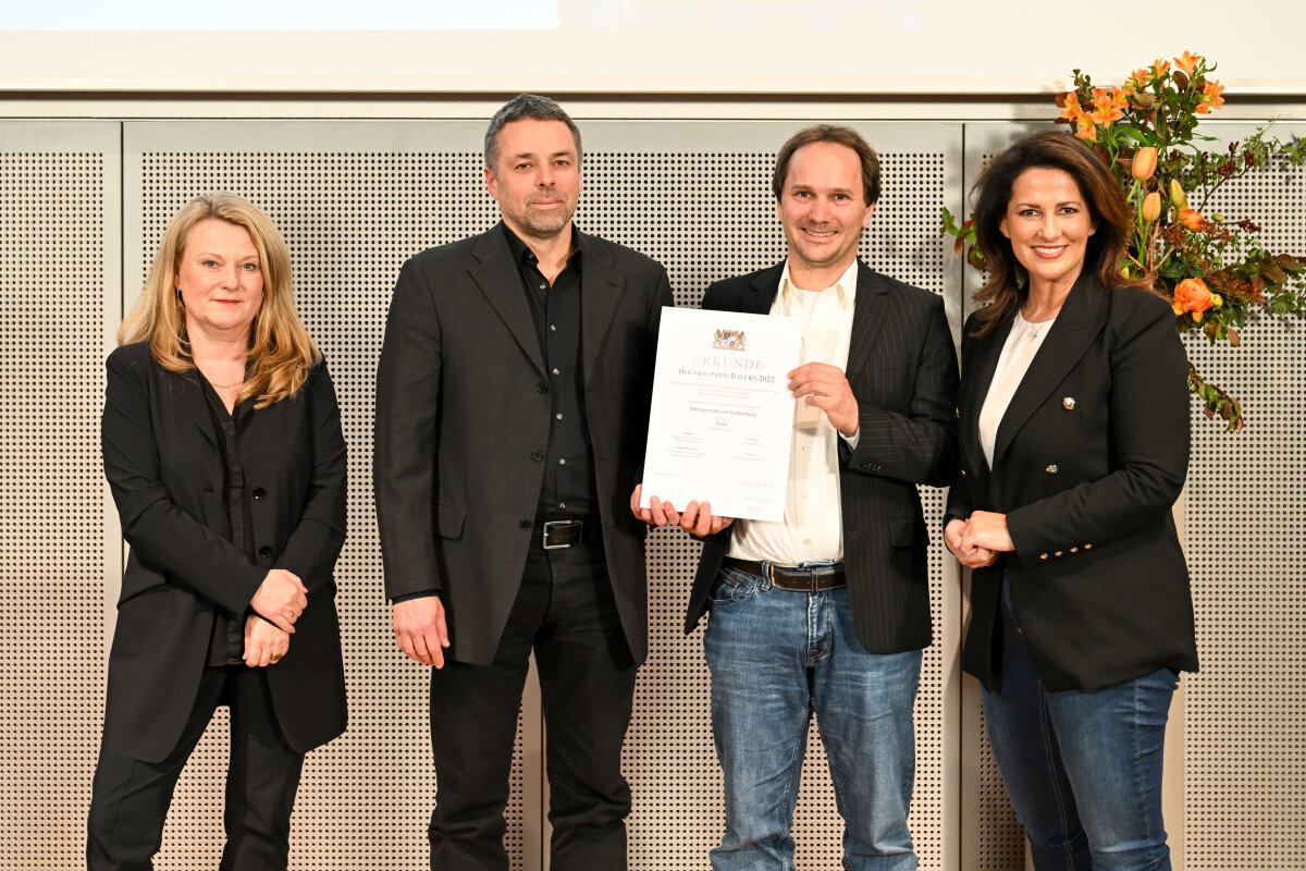 Gruppenfoto: (v. l.) Prof. Lydia Haack (Juryvorsitzende), Martin Ilg (Architekturbüro Ilg), Dr. Tobias Linse (Dr. Gollwitzer - Dr. Linse und Partner Beratende Ingenieure im Bauwesen mbB), Staatsministerin Michaela Kaniber