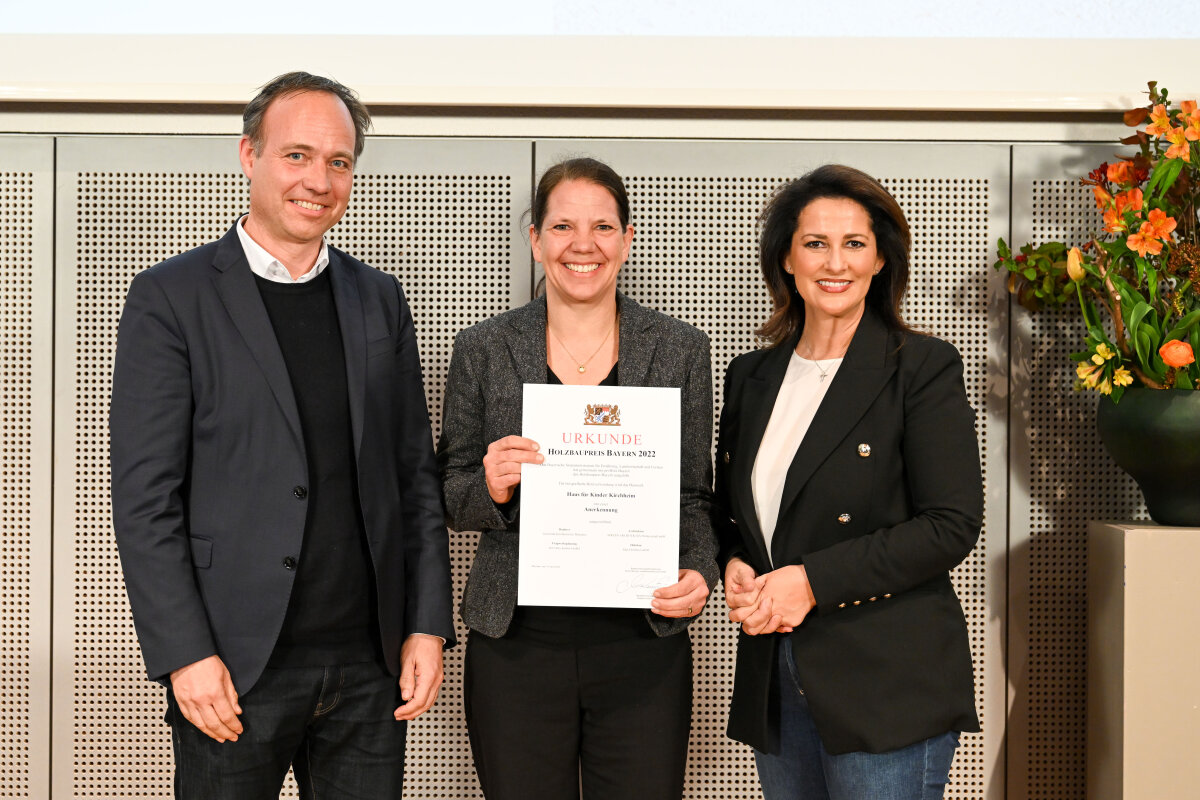 Gruppenfoto (v. l.): (v. l.) Jan Spreen (SPREEN ARCHITEKTEN Partnerschaft mbB), Angela Spreen (SPREEN ARCHITEKTEN Partnerschaft mbB), Staatsministerin Michaela Kaniber