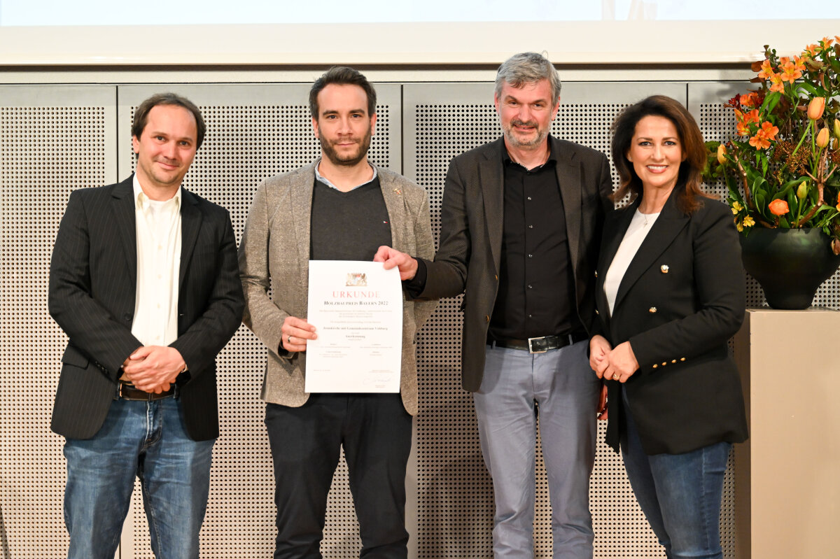 Gruppenfoto (v. l.): (v. l.) Dr. Tobias Linse (Dr. Gollwitzer - Dr. Linse und Partner Beratende Ingenieure im Bauwesen mbB), Andreas Mayer (abhd architekten denzinger und partner mbB), Felix Denzinger (abhd architekten denzinger und partner mbB), Staatsministerin Michaela Kaniber