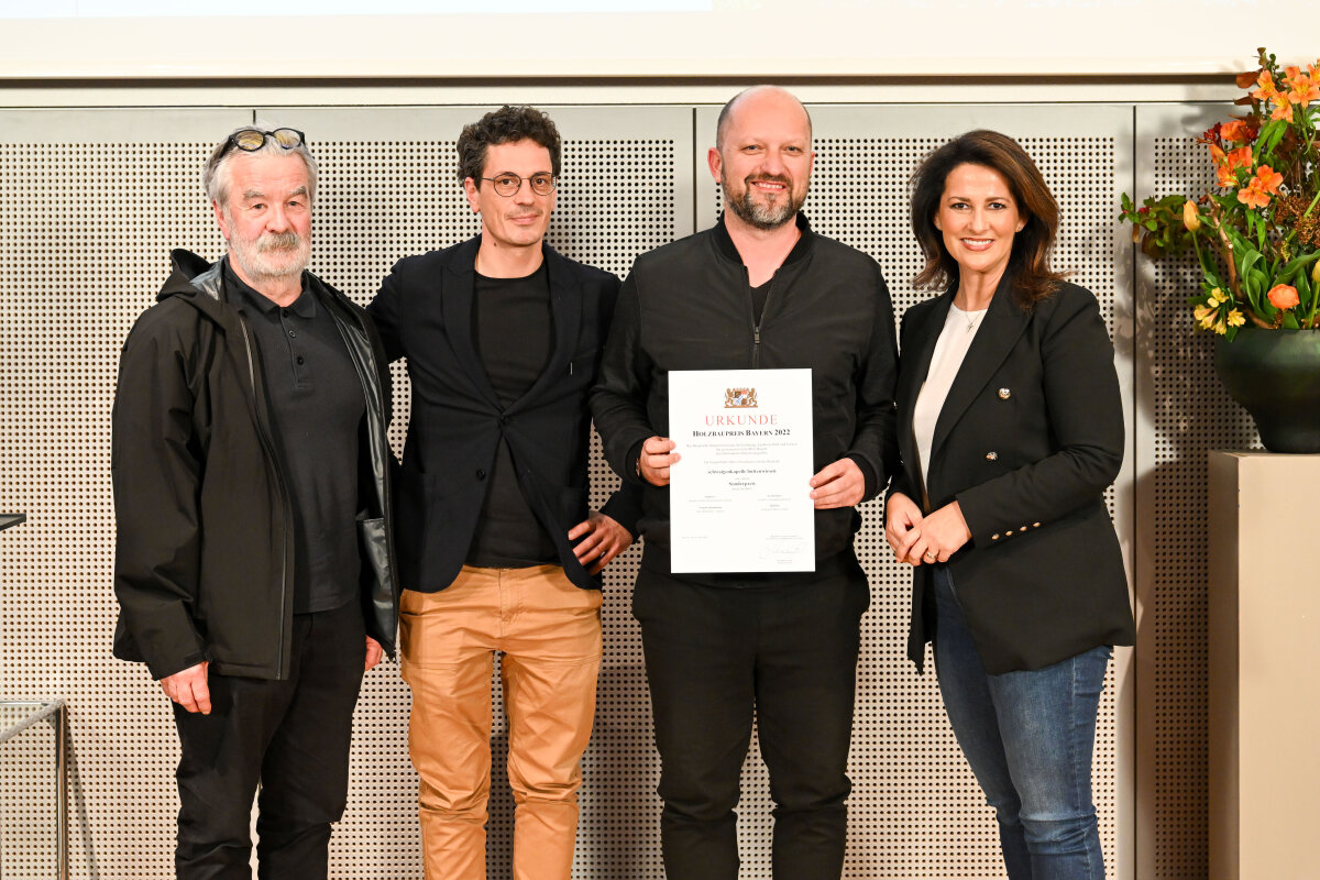 Gruppenfoto: (v. l.) Josef Zankl (Künstler), Benedikt Müller (jasarevic architekten bda dwb), Alen Jasarevic (jasarevic architekten bda dwb), Staatsministerin Michaela Kaniber