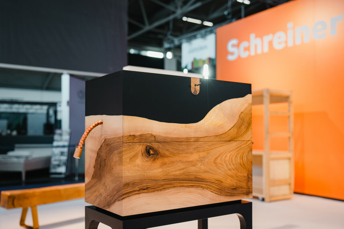 Aufbewahrungsmöbel aus Nussbaumholz