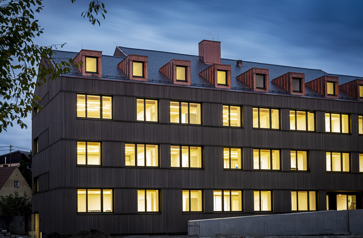 Erleuchtetes Holzgebäude in der Dämmerung
