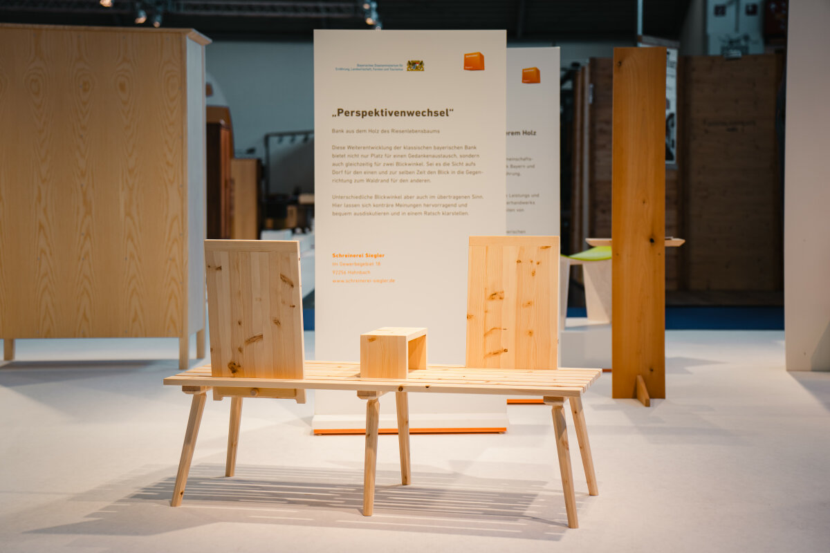 Bank aus dem Holz des Riesenlebensbaums