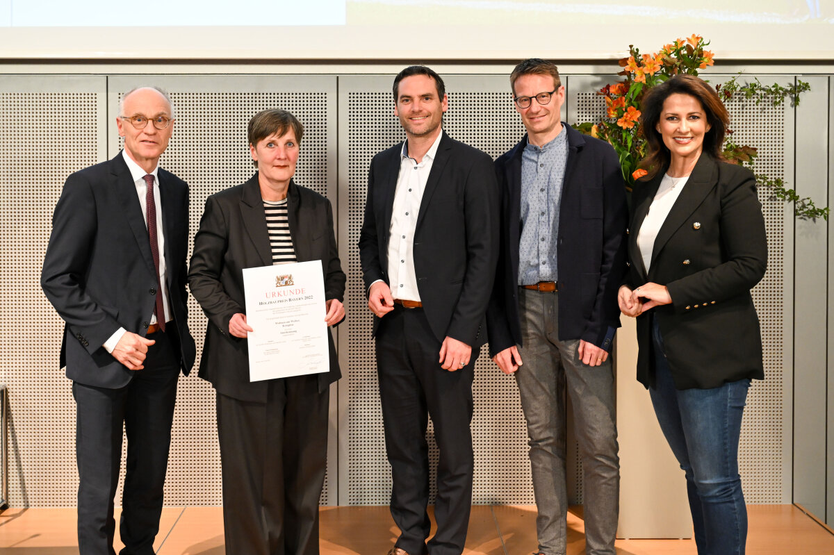 (v. l.) Herbert Singer (die Sozialbau Wohnungs- und Städtebau GmbH), Claudia Steinweg (die Sozialbau Wohnungs- und Städtebau GmbH), Martin Langenmaier (die Sozialbau Wohnungs- und Städtebau GmbH), Markus Abler (die Sozialbau Wohnungs- und Städtebau GmbH), Staatsministerin Michaela Kaniber