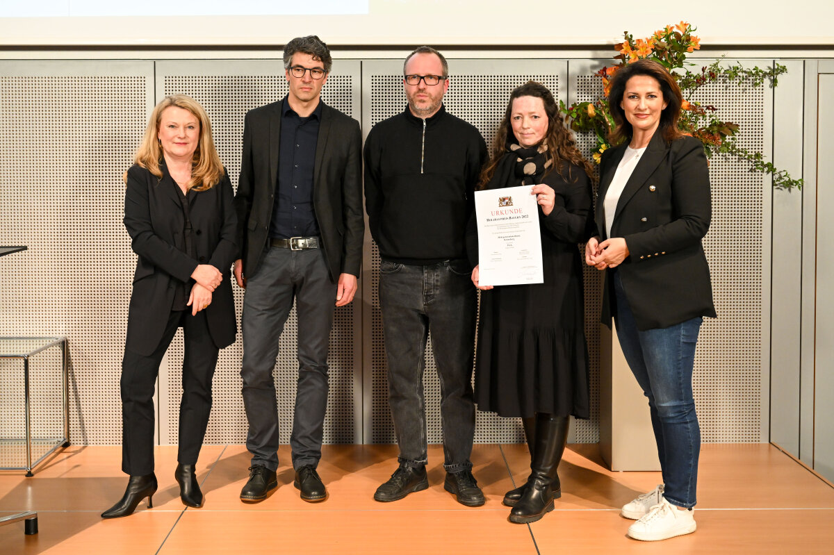 Gruppenfoto: (v. l.) Prof. Lydia Haack (Juryvorsitzende), Johannes Dantele (Büro Dantele), Sebastian Kofink (Büro Kofink Schels), Kerstin Dantele (Büro Dantele), Staatsministerin Michaela Kaniber