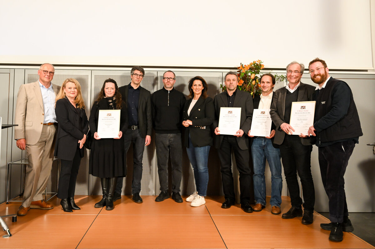 Gruppenfoto: (v. l.) Alexander Gumpp (proHolz Bayern), Prof. Lydia Haack (Juryvorsitzende), Kerstin Dantele (Büro Dantele), Johannes Dantele (Büro Dantele), Sebastian Kofink (Büro Kofink Schels), Staatsministerin Michaela Kaniber, Martin Ilg (Architekturbüro Ilg), Dr. Thomas Gollwitzer (Dr. Gollwitzer- Dr. Linse und Partner), Prof. Arthur Schankula (SCHANKULA Architekten), Simon Schankula (SCHANKULA Architekten)