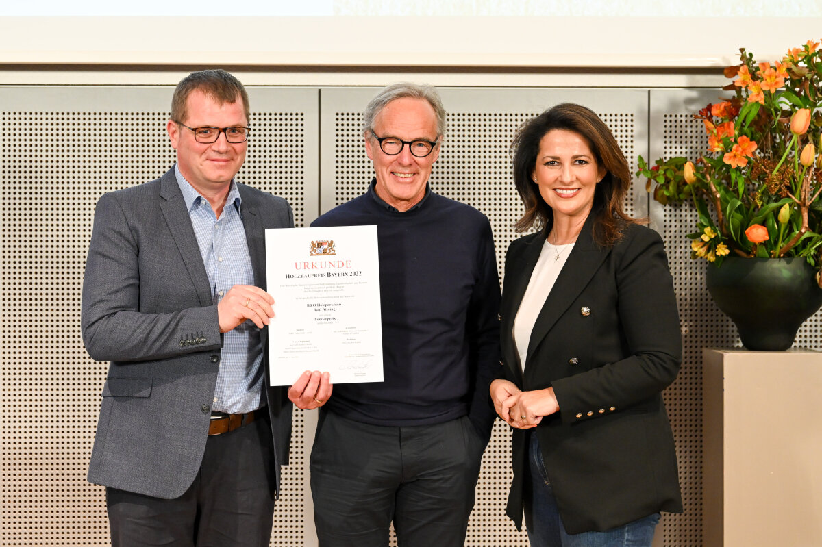 Gruppenfoto: (v. l.) Anton Miller (B&O Wohnungswirtschaft GmbH), Prof. Hermann Kaufmann (HK Architekten, Hermann Kaufmann + Partner ZT GmbH), Staatsministerin Michaela Kaniber