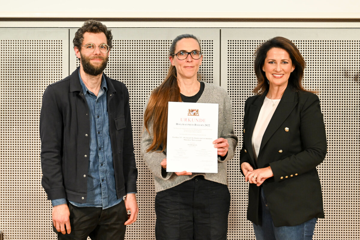 Gruppenfoto: (v. l.) Matthias Kestel (Lehrstuhl für Entwerfen und Konstruieren der TUM), Enrica Ferrucci (Lehrstuhl für Entwerfen und Konstruieren der TUM), Staatsministerin Michaela Kaniber