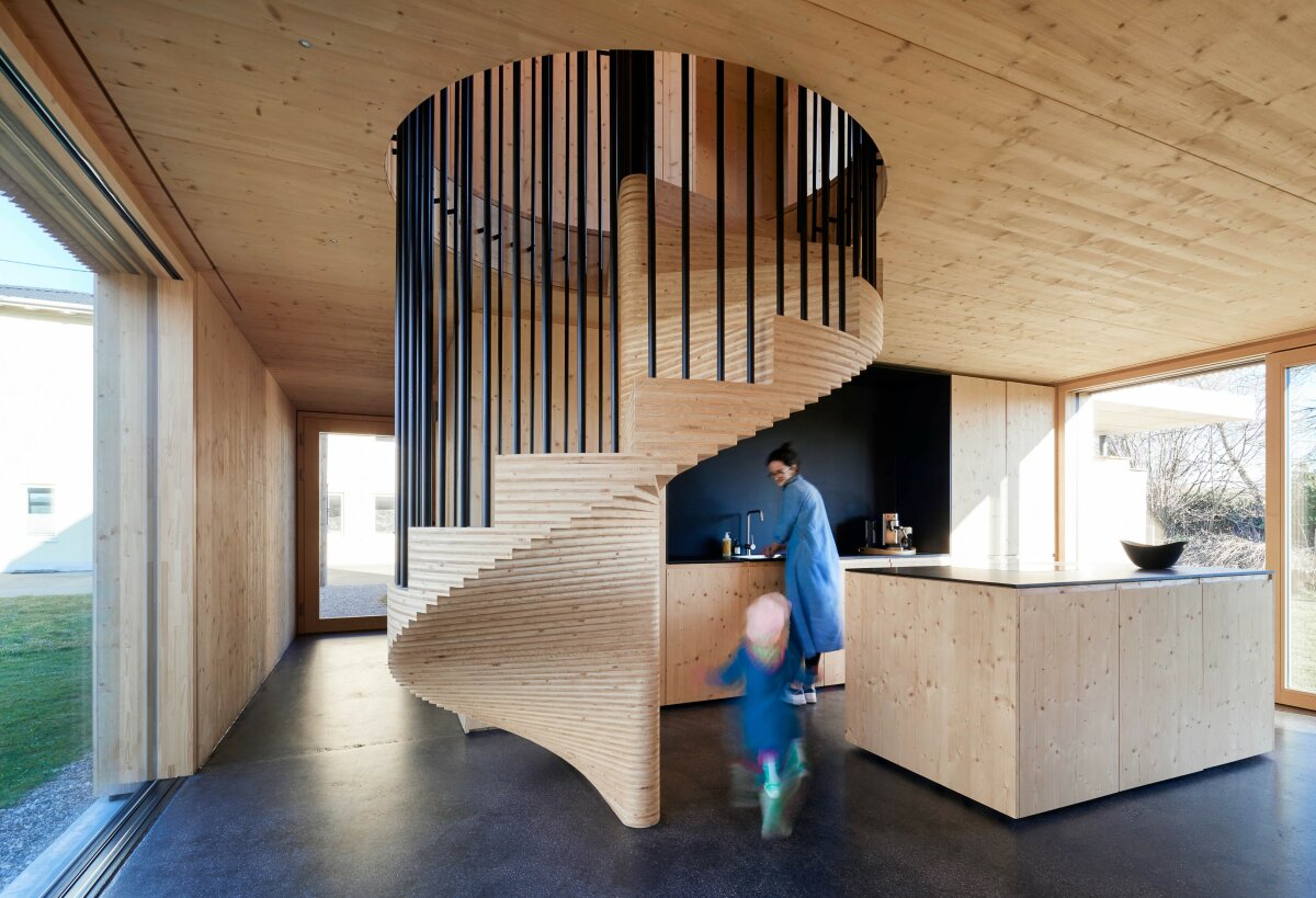 Offene Küche mit viel Holz und freistehender Wendeltreppe im Haus an der Bahnhofsrestauration, Heimertingen