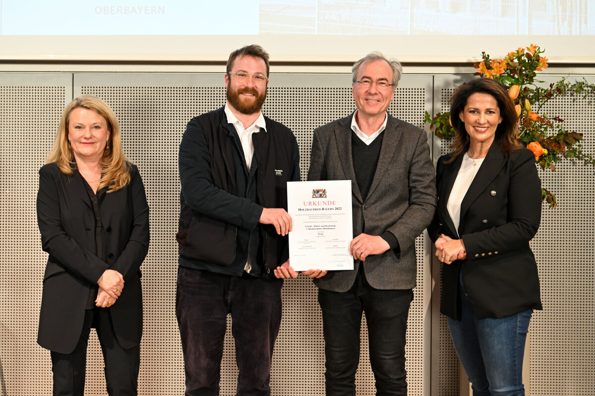 Gruppenfoto: (v. l.) Prof. Lydia Haack (Juryvorsitzende), Simon Schankula (SCHANKULA Architekten), Prof. Arthur Schankula (SCHANKULA Architekten), Staatsministerin Michaela Kaniber