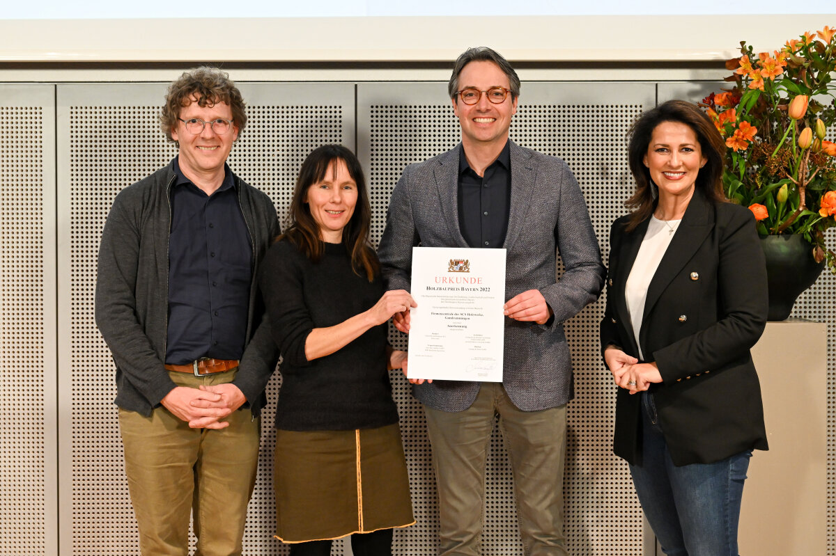 Gruppenfoto (v. l.): (v. l.) Michael Gumpp (gumpp.heigl.schmitt architekten partnerschaft mbB), Ulrike Wietzorrek (juli architekten wietzorrek klaffke), Karl Schmiederer (Bauherr), Staatsministerin Michaela Kaniber