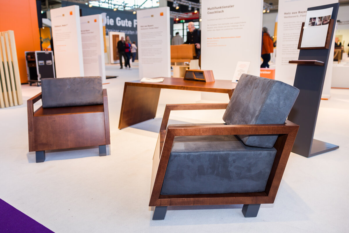 Couchtisch aus Ahornholz mit Zusatzelementen wie Sessel und Fußablage.