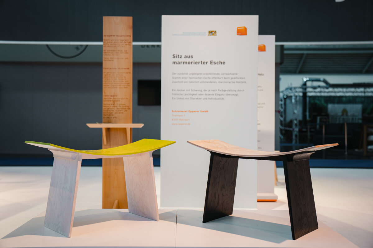 Sitz aus marmoriertem Eschenholz