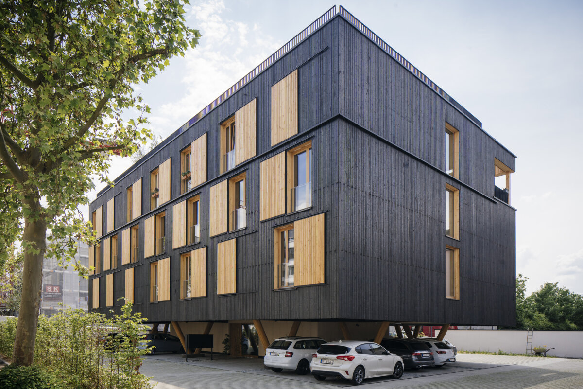 Modernes quaderförmiges Gebäude aus Holz und Glas