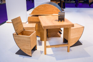 Kommode mit integrierten Stühlen und einer Tischplatte aus Eichenholz