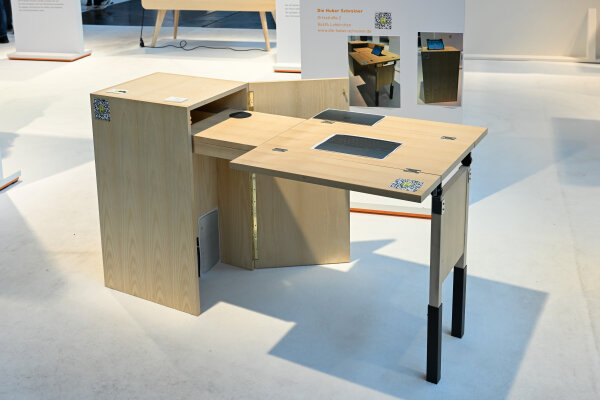 Extravaganter Schreibtisch aus Holz