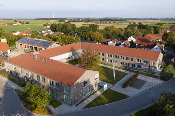 U-förmiges Gebäude von oben fotografiert