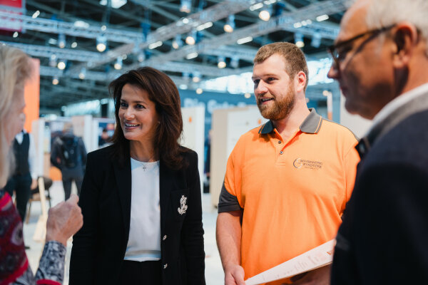 Forstministerin Michaela Kaniber im Gespräch mit Teilnehmerinnen und Teilnehmern der Preisverleihung