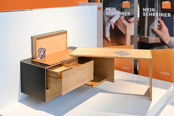 Extravaganter Schreibtisch aus Holz