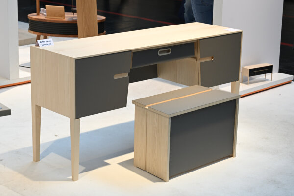 Schreibtisch-Stuhl-Kombination aus Holz