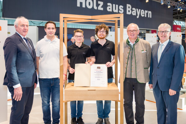 Schreinerpreis 2024 - Garderobe mit Schuhablage aus Eichenholz (Firma Bulthaup GmbH & Co. KG)