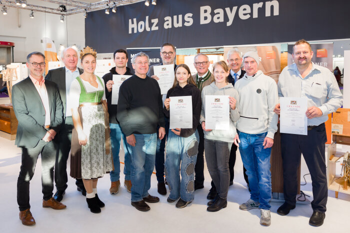 Gruppenfoto: (v. l.) Ministerialrat Stefan Pratsch, Präsident der Handwerkskammer für München und Oberbayern Franz Xaver Peteranderl, Bayerische Waldkönigin Antonia Hegele, Bernhard Unger (Unger Möbelwerkstätte GmbH), Andreas Deinhart (Schreinerei Andreas Deinhart), Bernhard Fortner (Holz I Struktur I Fortner GmbH & Co. KG), Lene Knieß (Schreinerei Andreas Deinhart), Präsident des Bayerischen Schreinerhandwerks Bernhard Daxenberger, Eva Haselbeck (Möbelwerkstätte Michael Krembs), Hauptgeschäftsführer des Fachverbands Schreinerhandwerk Bayern Dr. Christian Wenzler, Michael Krembs (Möbelwerkstätte Michael Krembs), Gottfried Stettmer (Schreinerei Stettmer)