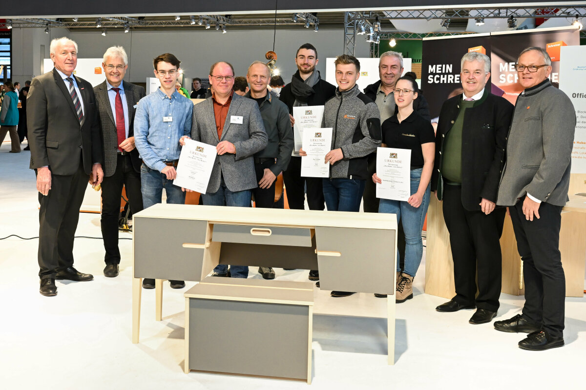 v. l. Präsident der Handwerkskammer für München und Oberbayern Franz Xaver Peteranderl, Dr. Christian Wenzler, Hauptgeschäftsführer des Fachverbands Schreinerhandwerk Bayern Dr. Christian Wenzler, Manuel und Konrad Schlund (Schreinerwerkstätte Schlund), Hans Aumüller (Schreinerei Hans Aumüller), Johannes Müller (Schreinerei-Werkstätte Müller), Johannes Aumüller (Schreinerei Hans Aumüller), Joseph Müller (Schreinerei-Werkstätte Müller), Sarah Biermeier (Schreinerei Rudolf Bachhuber GmbH & Co. KG), Amtschef Hubert Bittlmayer, Präsident des Bayerischen Schreinerhandwerks Bernhard Daxenberger.