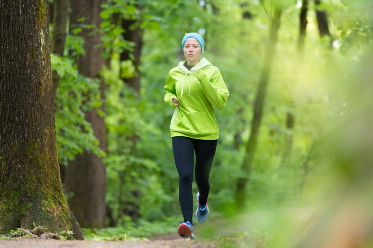 Joggerin im Frühlingswald