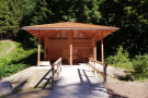 Großer Holzpavillon im Wald (© Gemeinde Neureichenau)