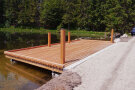 Großer Holzsteg an einem See (© Gemeinde Neureichenau)