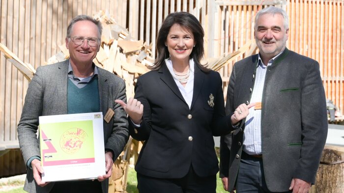Staatsministerin Michaela Kaniber gemeinsam mit den „Urvätern“ des „Leitfaden Forstliche Bildungsarbeit“, Professor Robert Vogl (1.v.l.) und Alfons Leitenbacher (3.v.l.), beim Waldpädagogischen Symposium Grafrath. 