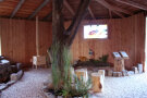 Holzpavillon mit verschiedenen Ausstellungsstücken